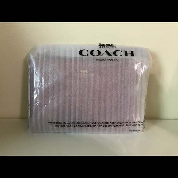 COACH WRISTLET CORNER ZIP 🔥👛 - Picture 2 of 6
